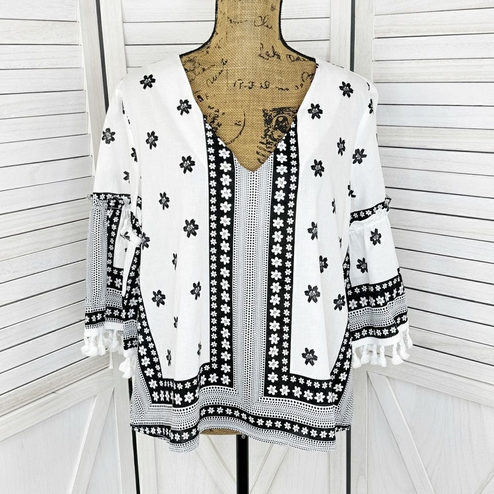 Soho New York & Comp Boho Fringe Hem Floral Popover Shirt White Black Large